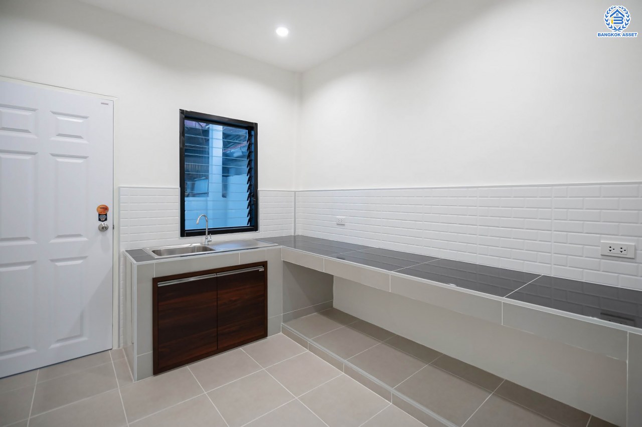 บ้านมือสองตกแต่งใหม่ ตกแต่งสไตล์ Nordic โครงการ กฤษดานคร18 บรมราชชนนี-พุทธมณฑลสาย3  เนื้อที่ 60 ตร.ว. บนพื้นที่ใช้สอยมากถึง 322 ตร.ม. อีกระดับของฟังก์ชัน 3 ห้องนอน 3 ห้องน้ำ 1 ห้องอเนกประสงค์ จอดรถได้ 3 คัน บรรยากาศสุด Private บนทำเลศักยภาพเชื่อมต่อหลายเส้นทาง ใกล้เซ็นทรัลปิ่นเกล้า ม.มหิดล และทางด่วน "ศรีรัช"